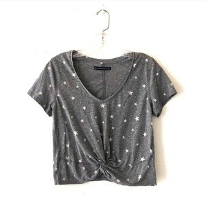 Grey cropped twist front star pattern tee 🌟